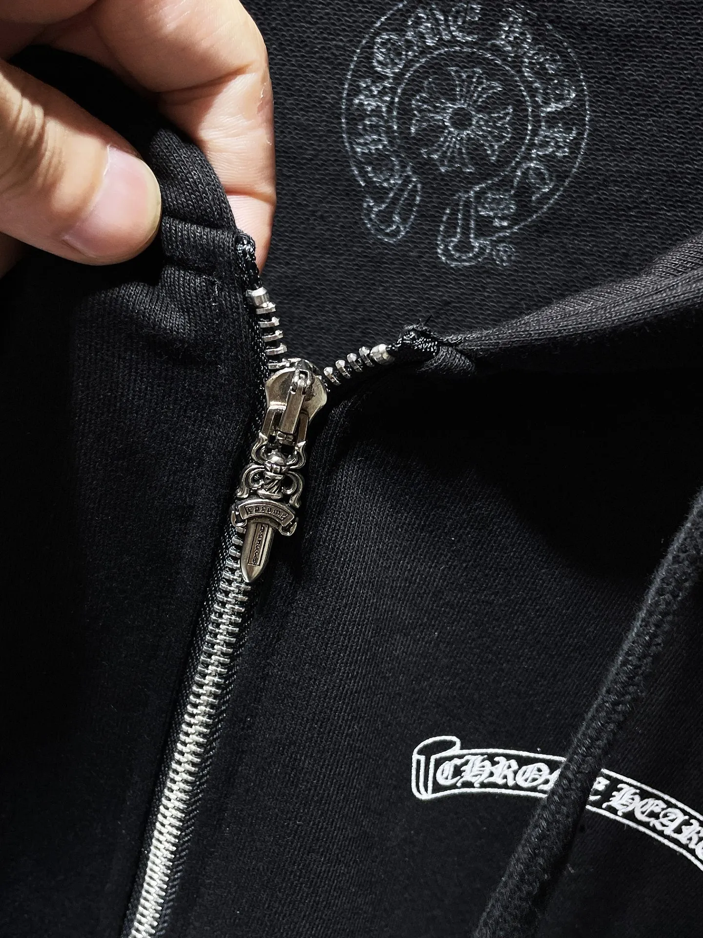 P260 Chrome Hearts Autumn and Winter 2025 Counter Synchronization ❤️ Crow Cross Pink Sword Short Sleeve Zipper Sweater Improved customized version of 1:1 high-weight high-quality fabric Recommended color: White Black Size: S, M, L, XL.